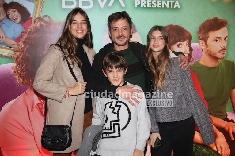 Tomás Fonzi y Leticia Lombardi con sus hijos en el teatro (Foto: Movilpress).
