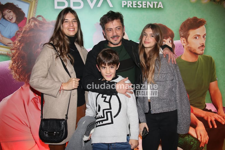 Tomás Fonzi y Leticia Lombardi con sus hijos en el teatro (Foto: Movilpress).