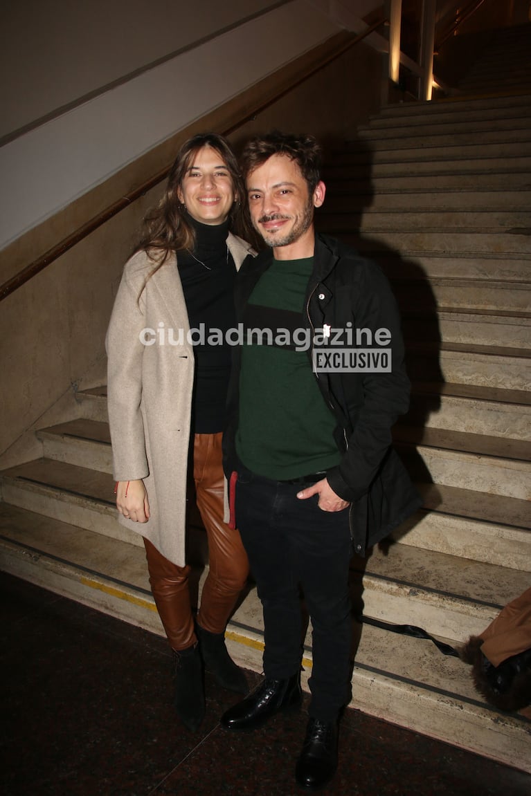 Tomás Fonzi y Leticia Lombardi en el teatro (Foto: Movilpress).