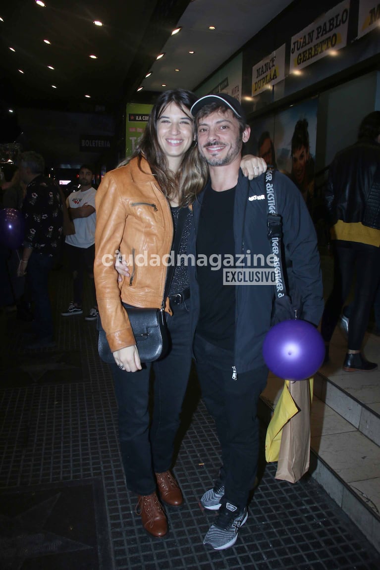 Tomás Fonzi y Leticia Lombardi, enamorados en el teatro (Foto: Movilpress).