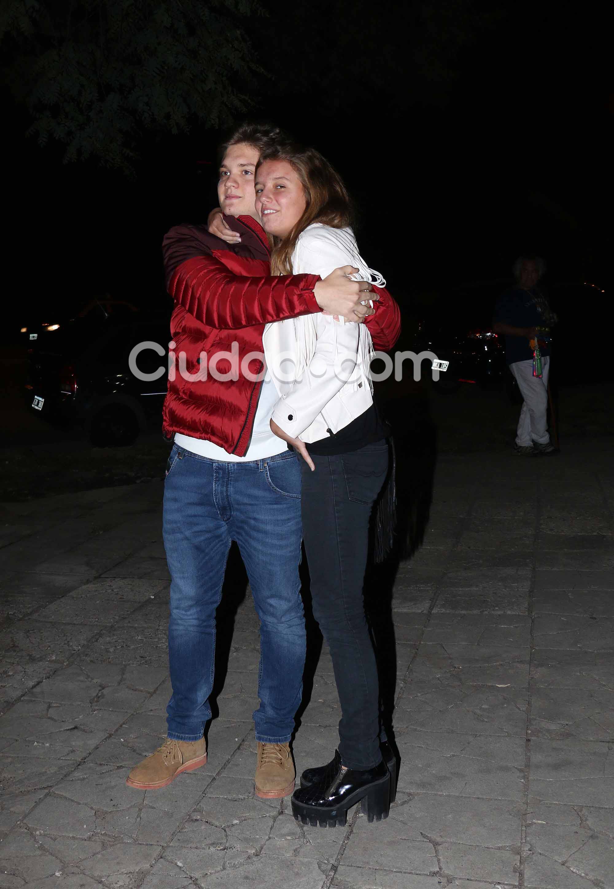 Tomás, hijo de Adrián Suar y Araceli González, junto a su novia (Fotos: Movilpress). 