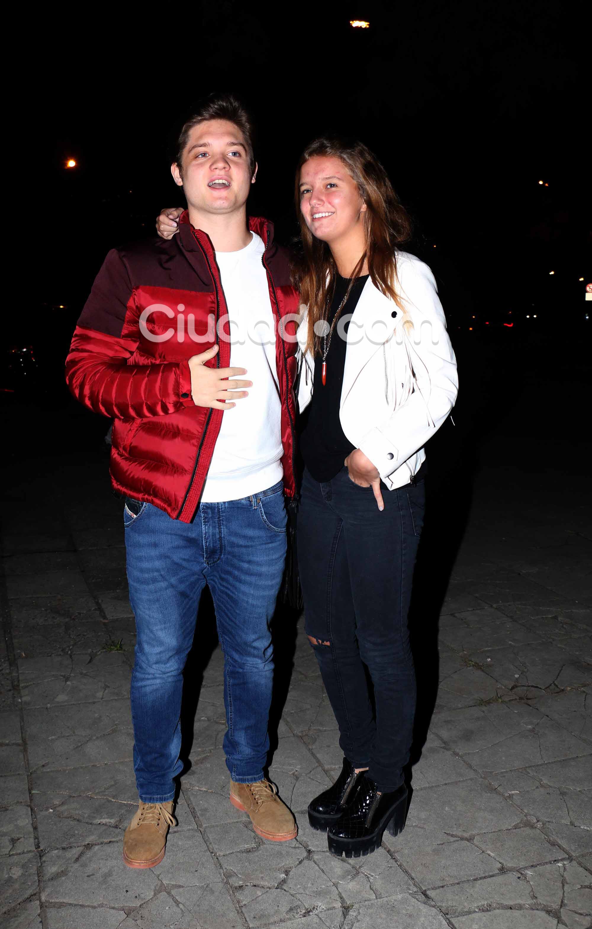 Tomás, hijo de Adrián Suar y Araceli González, junto a su novia (Fotos: Movilpress). 