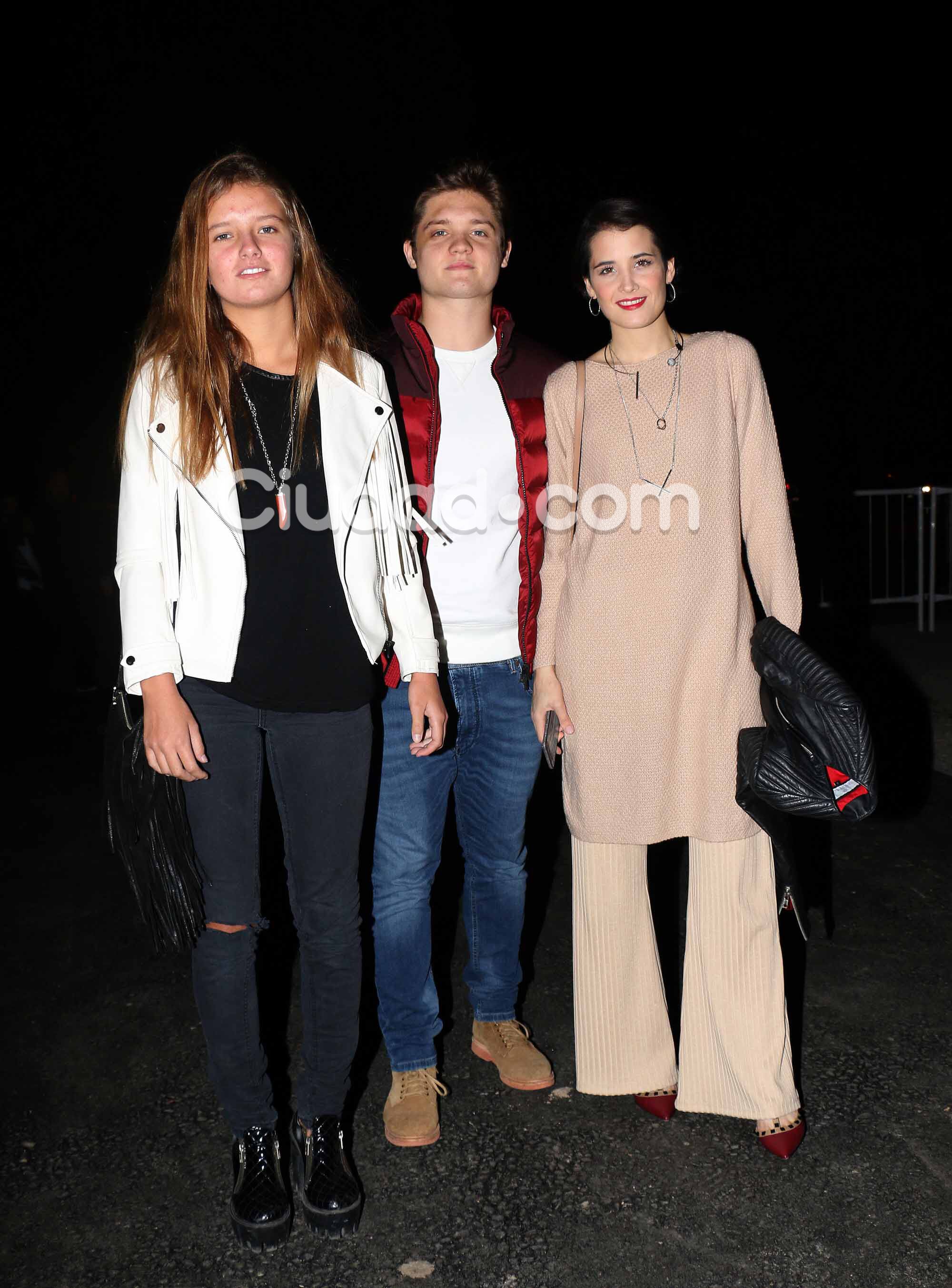 Tomás, hijo de Adrián Suar y Araceli González, junto a su novia y Flor Torrente (Fotos: Movilpress). 