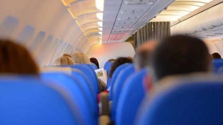 Tomó un avión con coronavirus, dijo no tener síntomas y murió en pleno vuelo