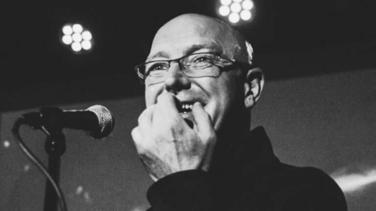 Tony McCarroll, baterista original de Oasis, fue hospitalizado por un infarto