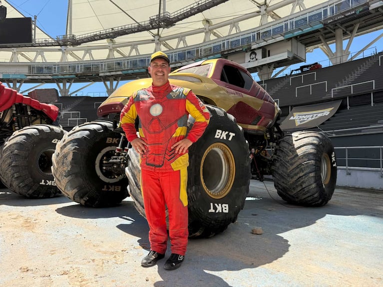 Tony Ochs con la camioneta de Iron Man en Monster Jam (Foto: Hernán Khatchadourian)