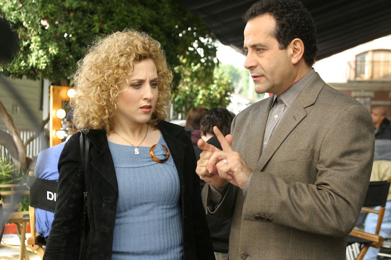 Tony Shalhoub y Bitty Schram en Monk. Foto: Netflix