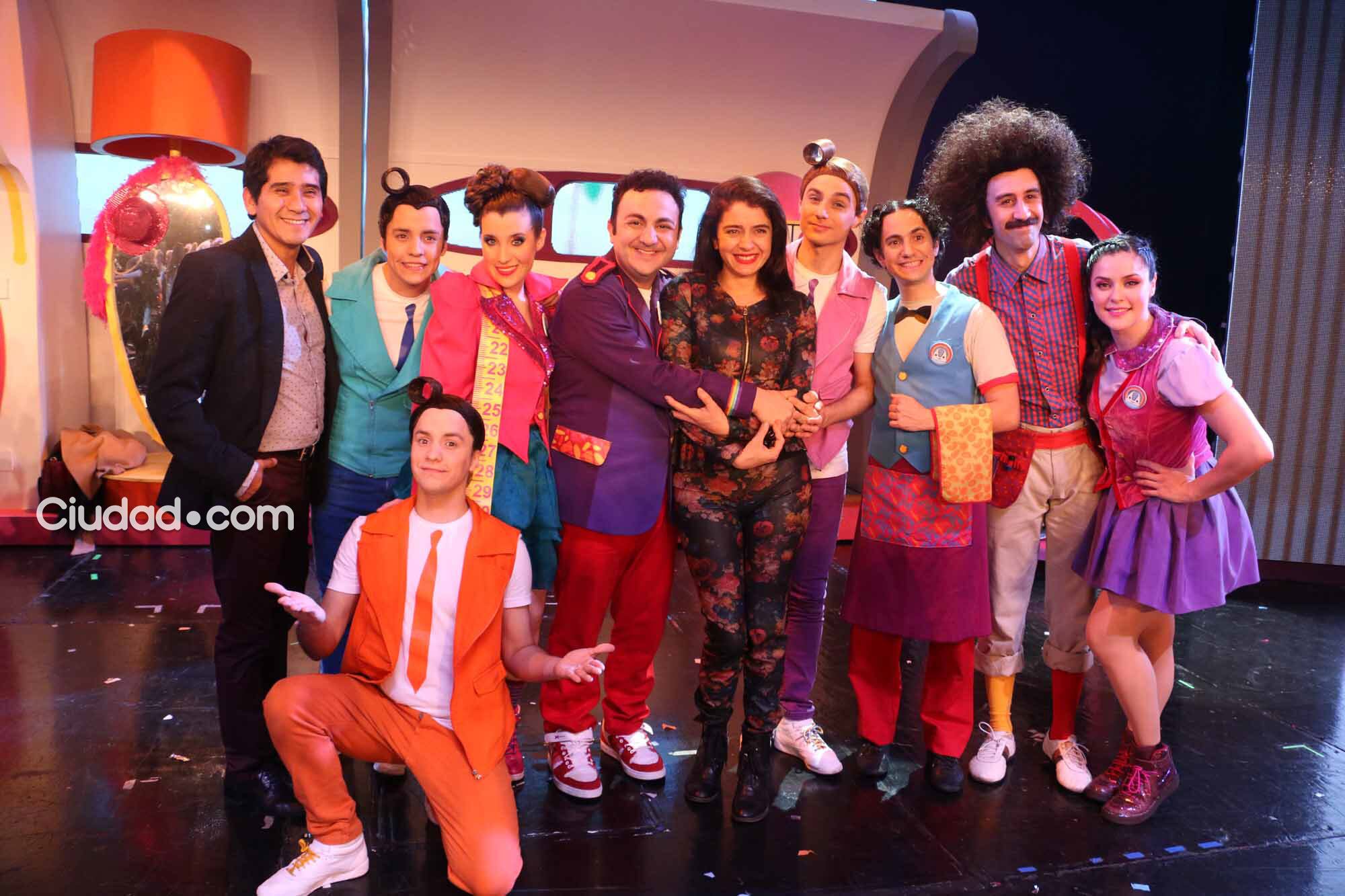 Topa y una función teatral rodeado de famosos Foto: Movilpress)