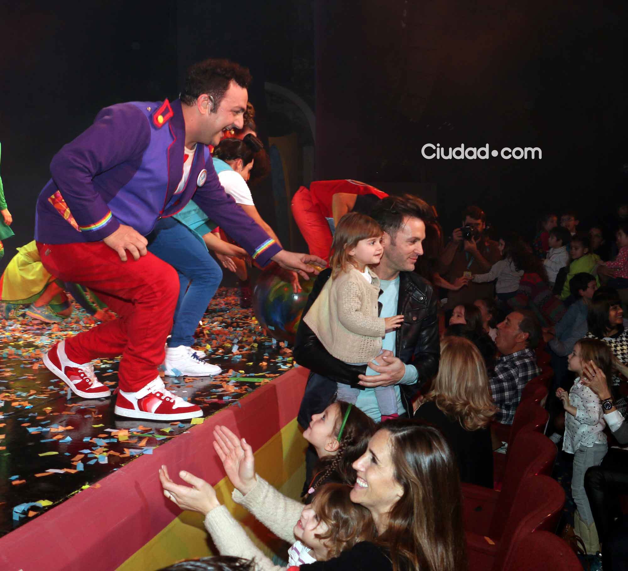 Topa y una función teatral rodeado de famosos Foto: Movilpress)