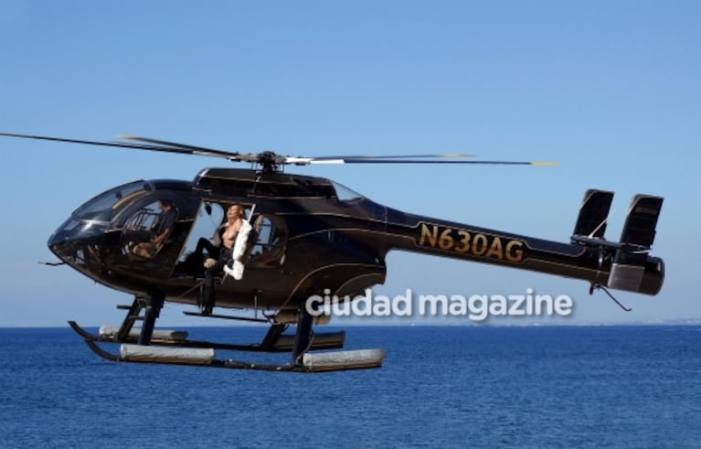 ¡Topless de alto vuelo! Kate Moss, semidesnuda en un helicóptero sobre la costa amalfitana