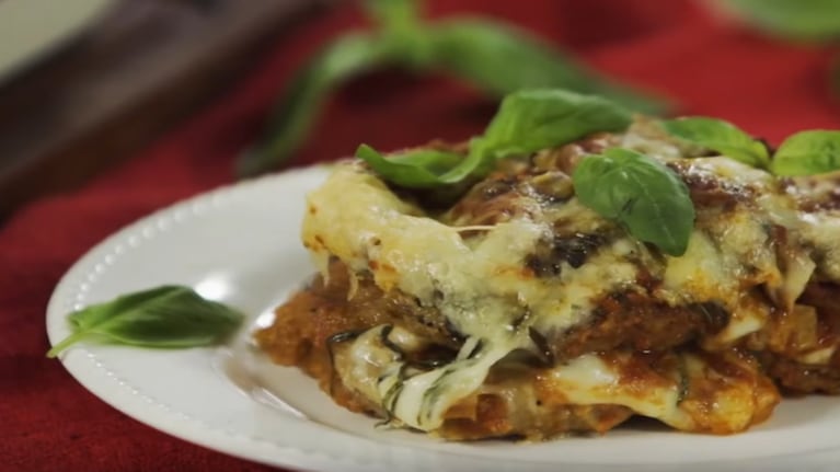 Torre de berenjenas a la parmesana: una receta fresca y rica que le encanta a todos.