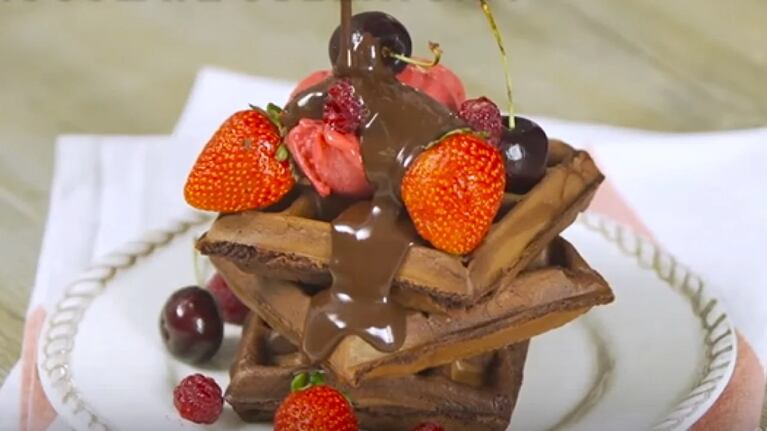 Torre de waffles de chocolate: la receta perfecta para los amantes de lo dulce