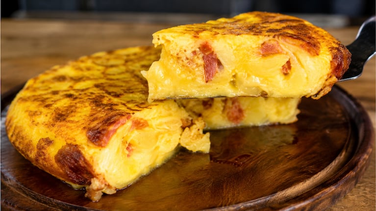 Tortilla a la española, la receta del infulencer uruguayo Ale Aclñando. Foto: IA