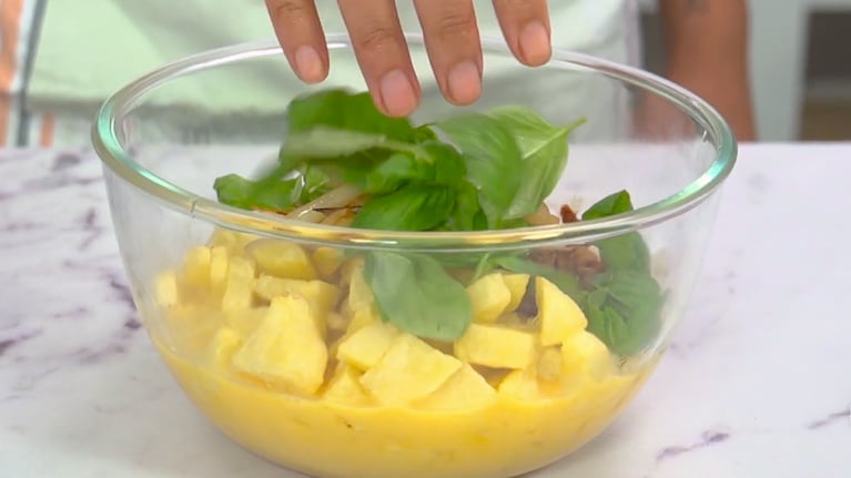 Tortilla de papas caprese: el paso a paso de la receta es muy simple. Foto: Cucinare TV