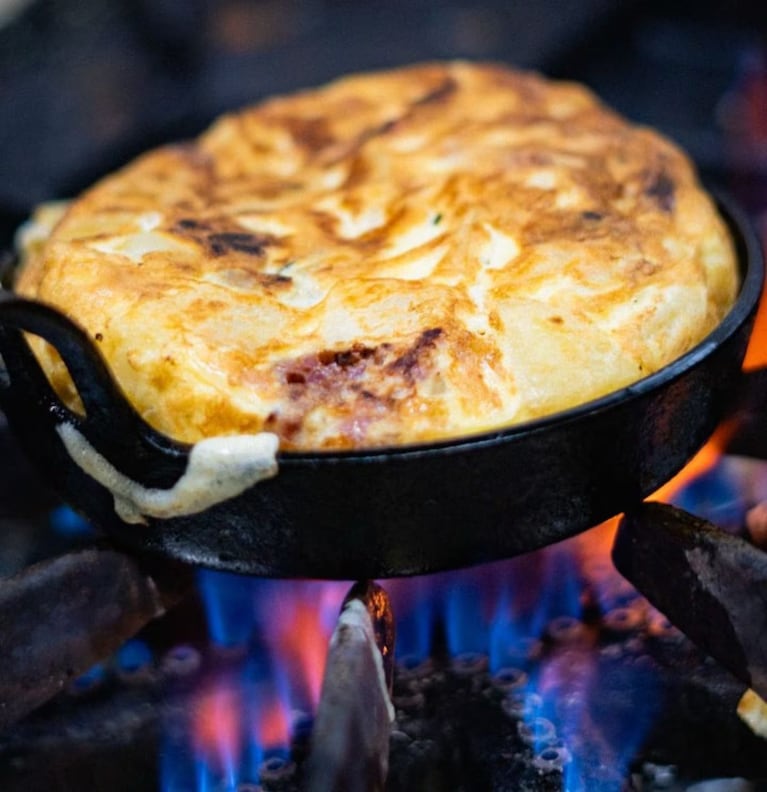 Tortilla de papas cremosa recién hecha en sartén. Crédito Web