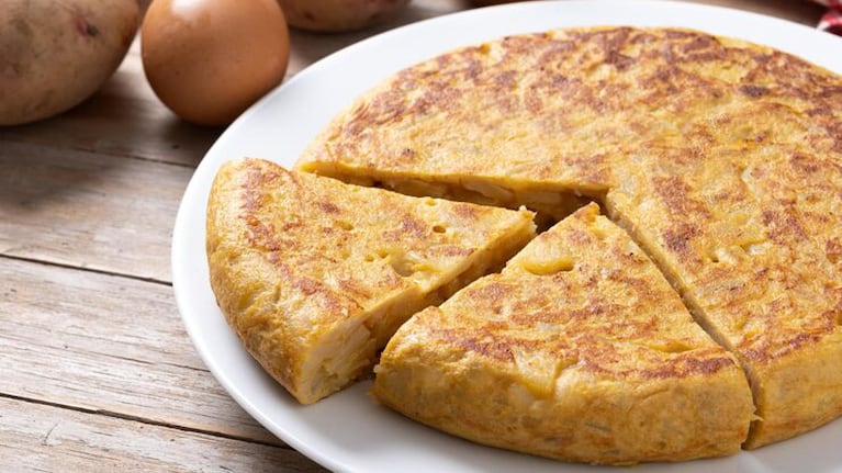 Tortilla de papas, un clásico argentino por Maru Botana. Foto: Freepik