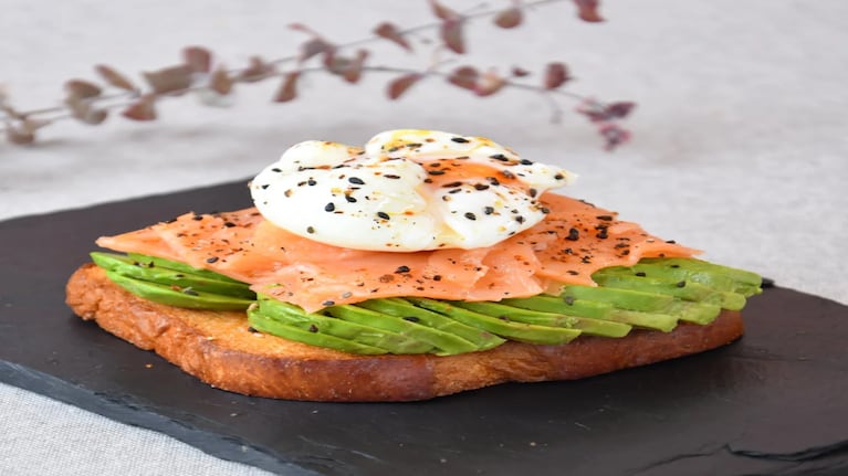 Tostada de salmón y palta: una receta útil para desayunos distintos
