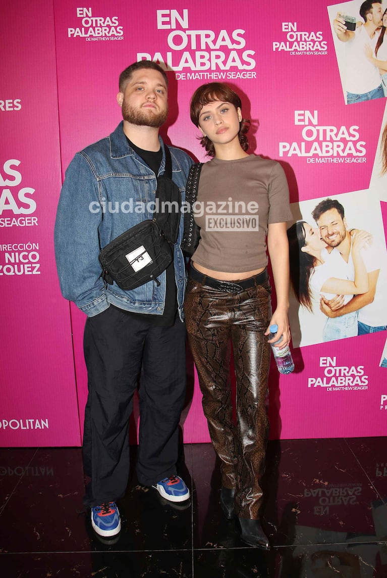 Toto Kirzner y Ornella D'Elía en el estreno de En Otras Palabras de prensa de En Otras Palabras (Foto: Movilpress).