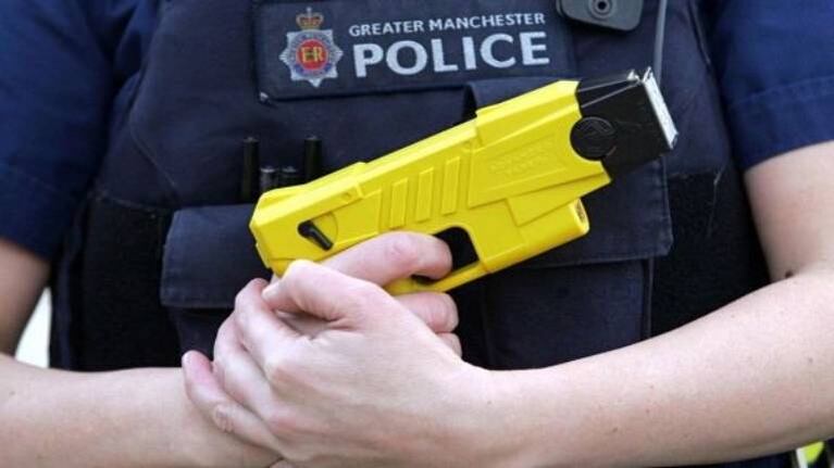 Tras el asesinato del policía en Palermo, la Ciudad reflota el impulso por las pistolas taser