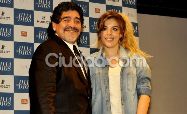 Tras el estreno, padre e hija improvisaron una conferencia (Foto: Jennifer Rubio). 