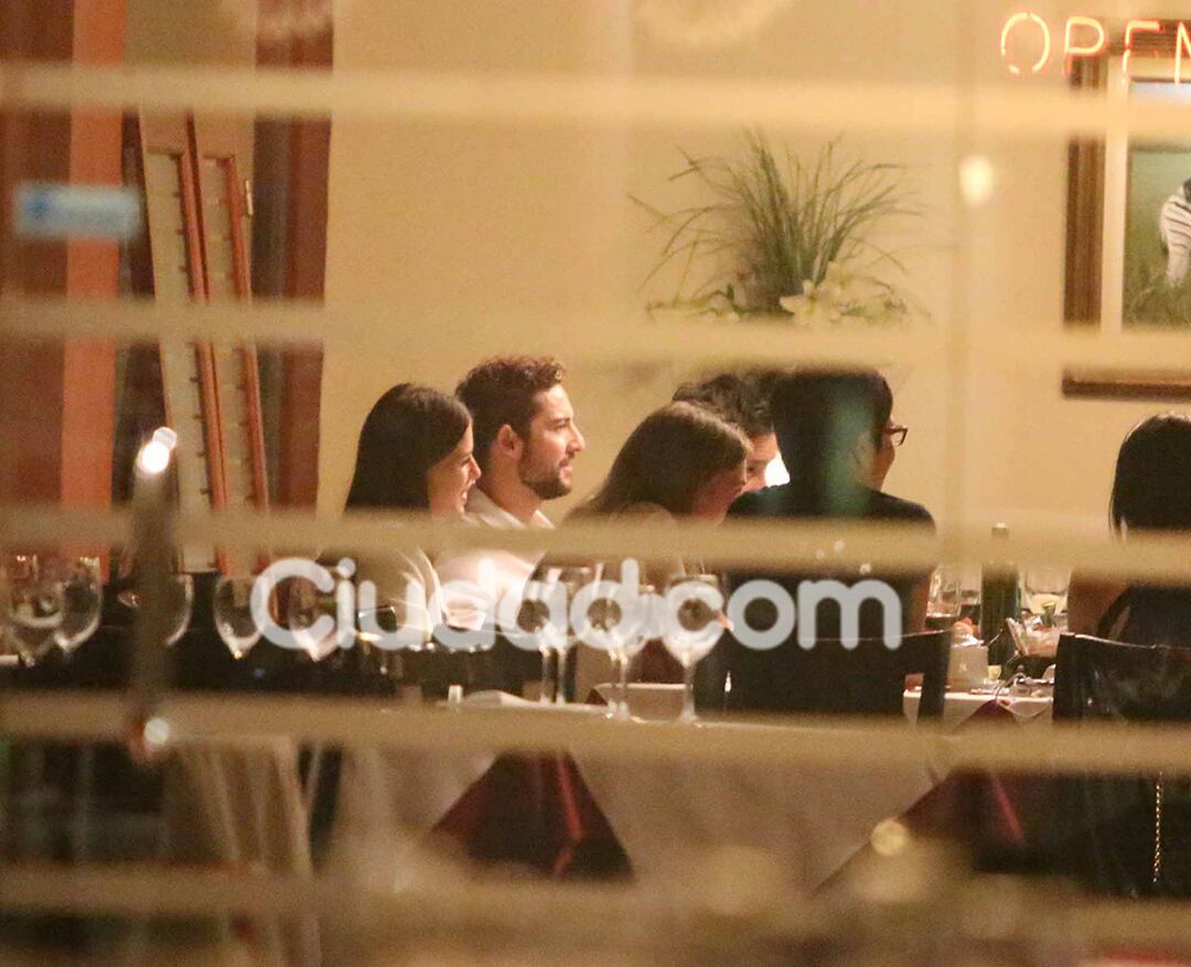 Tras el show, la pareja compartió una cena con amigos (Fotos: Movilpress). 