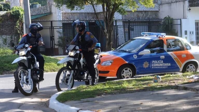 Tras incendiar su auto, acribillan a balazos a un hombre en la puerta de su casa en Rosario