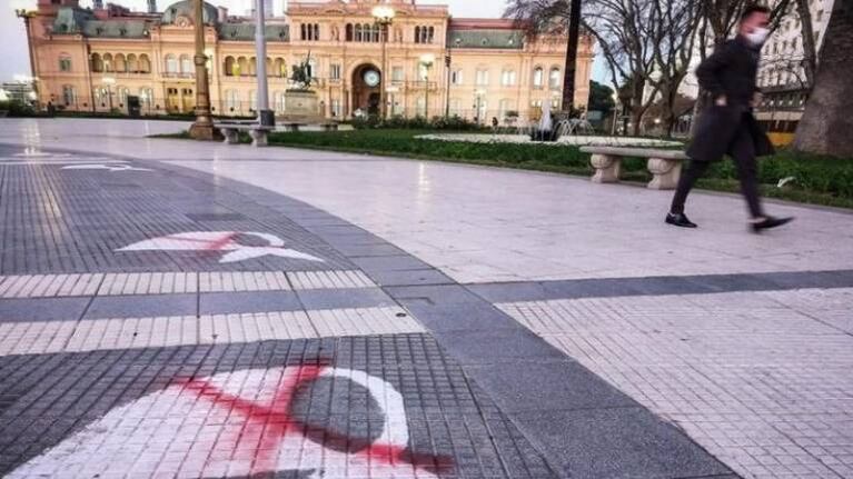 Tras la marcha anticuarentena, los pañuelos de las Madres aparecieron vandalizados