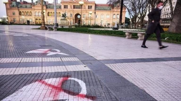 Tras la marcha anticuarentena, los pañuelos de las Madres aparecieron vandalizados