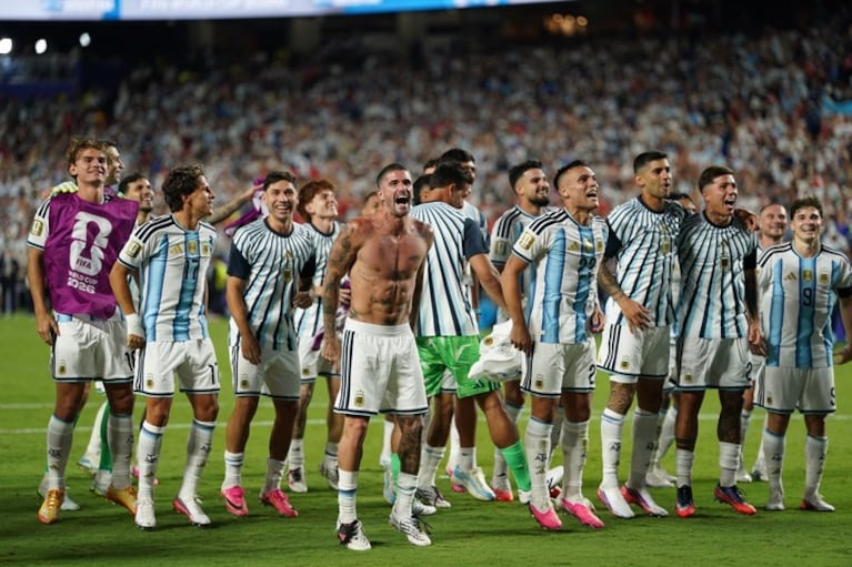 Tras la sufrida clasificación ante Suiza, los jugadores de la Selección festejaron con los hinchas