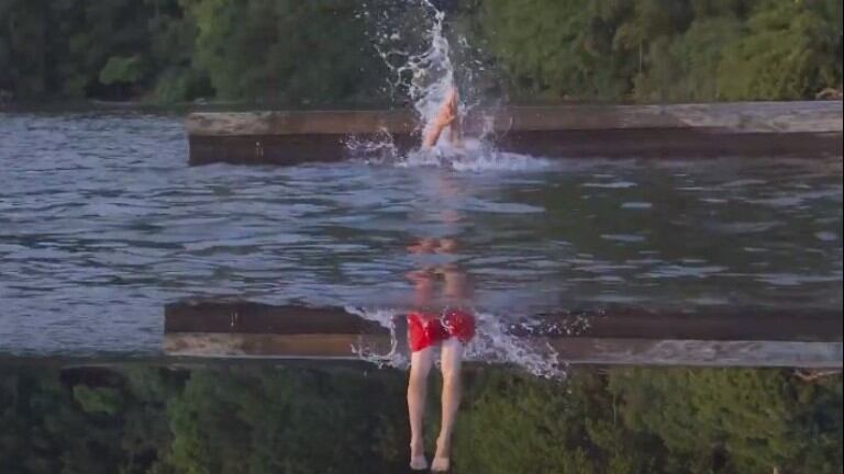 Trucazo: un hombre lanzándose de cabeza al agua y apareciendo del revés sorprende a las redes sociales