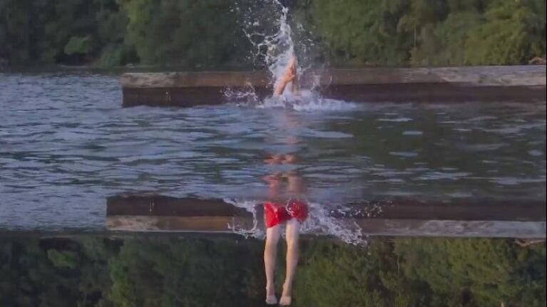Trucazo: un hombre lanzándose de cabeza al agua y apareciendo del revés sorprende a las redes sociales