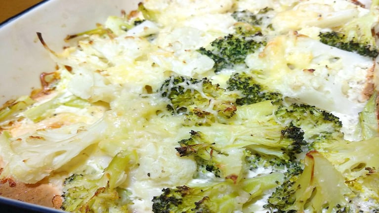 Trucha salmonada con gratin de brócoli y coliflor: receta fácil, paso a paso