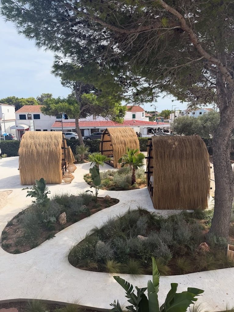 Trueno blanqueó su noviazgo con una modelo desde sus paradisíacas vacaciones en España