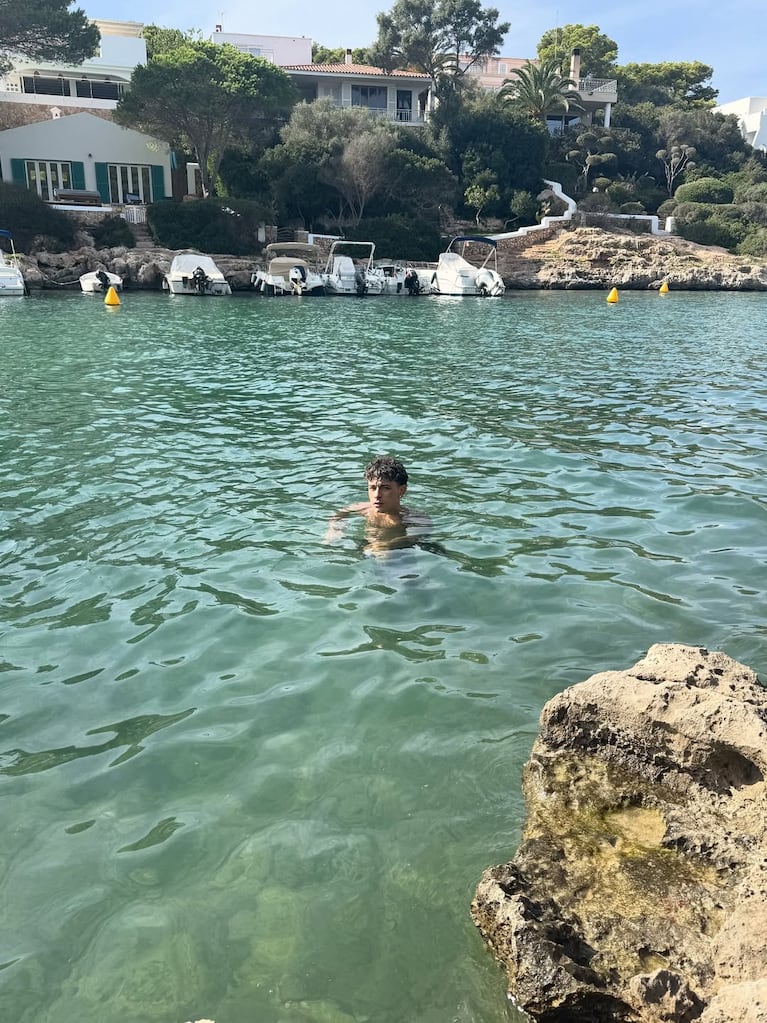 Trueno blanqueó su noviazgo con una modelo desde sus paradisíacas vacaciones en España