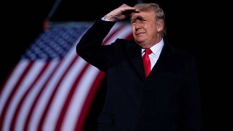 Trump dice que termina su período, promete transición. Foto: AP.