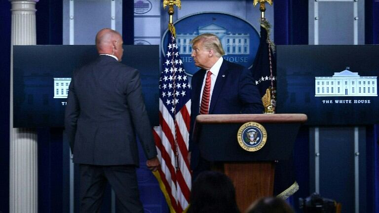  Trump: fue evacuado en una rueda de prensa tras disparos cerca de la Casa Blanca. Foto: AFP.