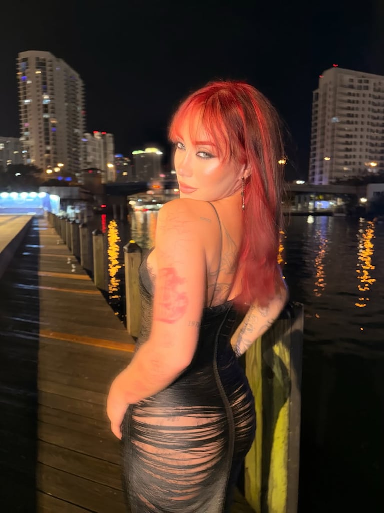 Tuli Acosta posa con un vestido negro texturado en la noche de su cumpleaños 25.