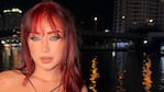 Tuli Acosta posa con un vestido negro texturado en la noche de su cumpleaños 25.