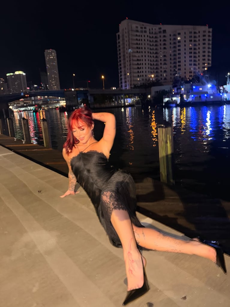 Tuli Acosta posa con un vestido negro texturado en la noche de su cumpleaños 25.