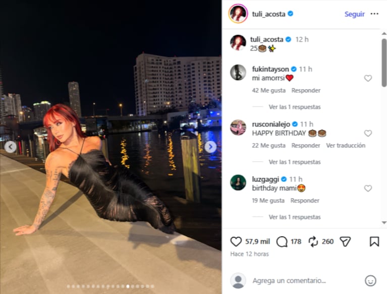 Tuli Acosta posa con un vestido negro texturado en la noche de su cumpleaños 25.