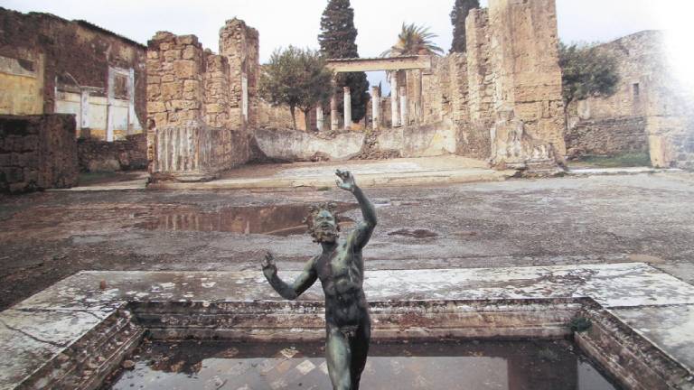 Turista regresa objetos “malditos” que robó en Pompeya: le trajeron 15 años de mala suerte