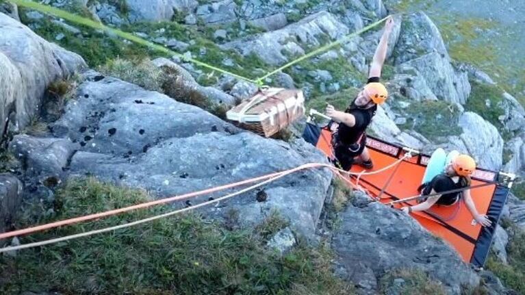 Turistas acampan al borde de un acantilado a más de 150 metros de altura