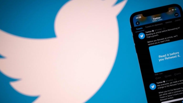 Twitter introduce avisos para notificar de forma clara de la suspensión o bloqueo de una cuenta al iniciar sesión. Foto: AFP.