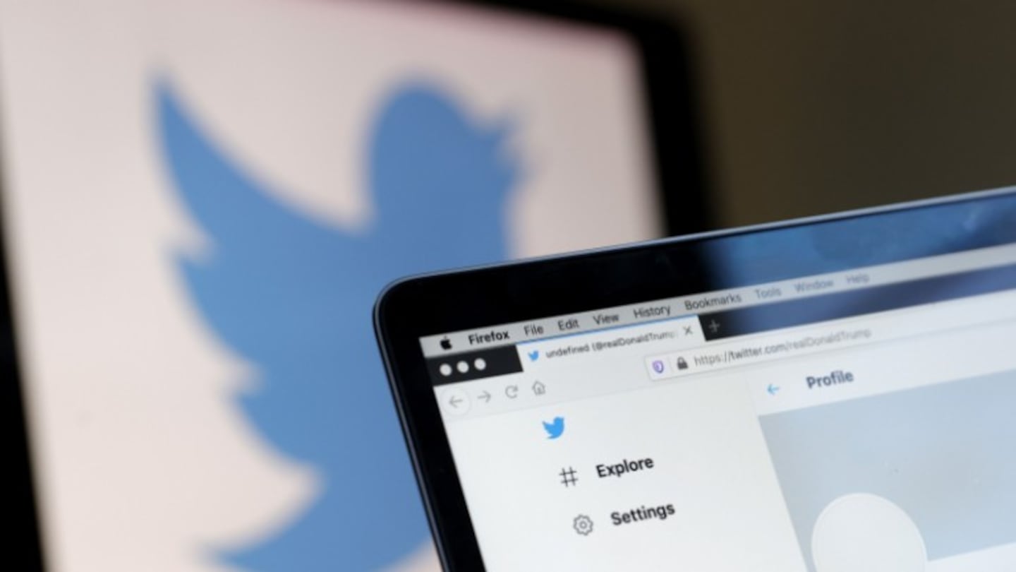 Twitter suspende otra vez la verificación de cuentas después de dar por error el tic azul a cuentas falsas. Foto: Afp
