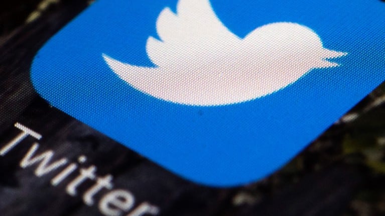 Twitter suspende un grupo de cuentas falsas que habían sido verificadas. Foto: AP.