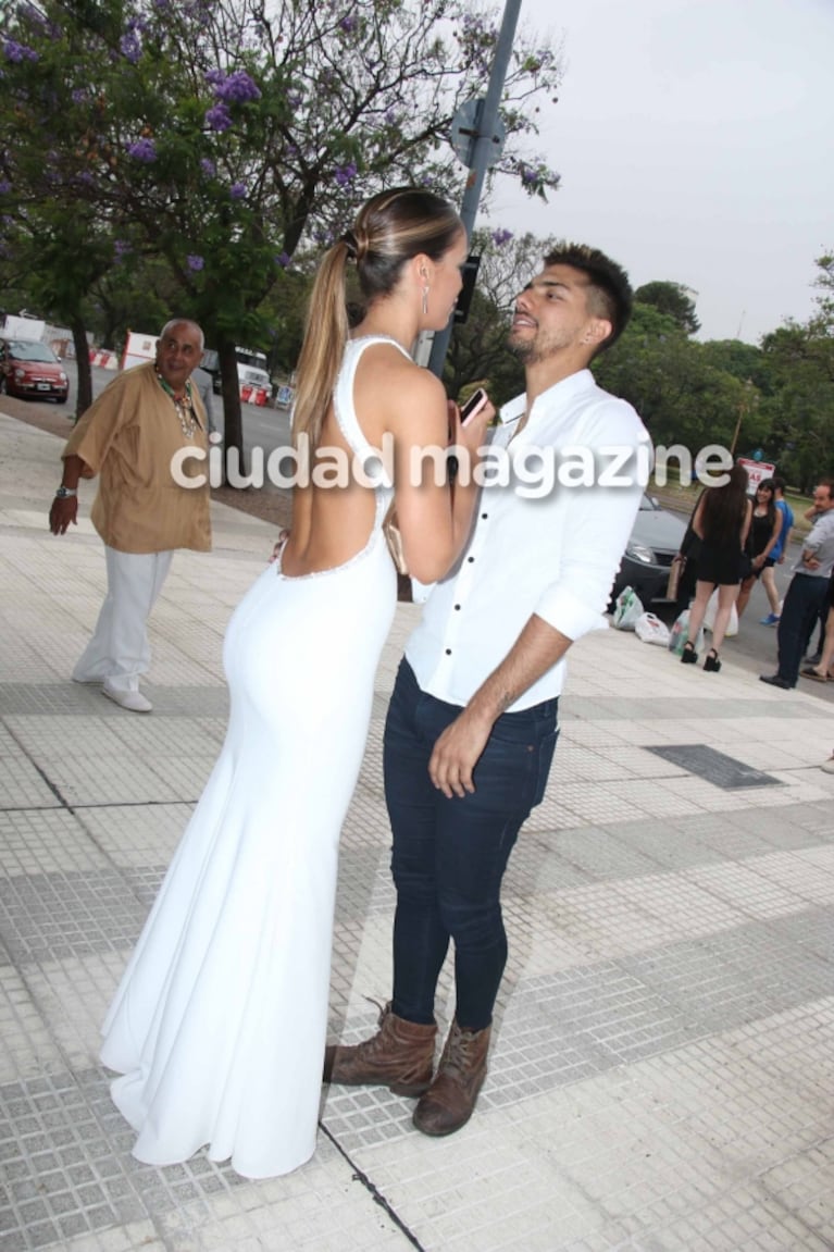 Tyago Griffo y Rocío Robles, reconciliados y súper apasionados en un evento: beso con mordidita ¡y manito indiscreta!