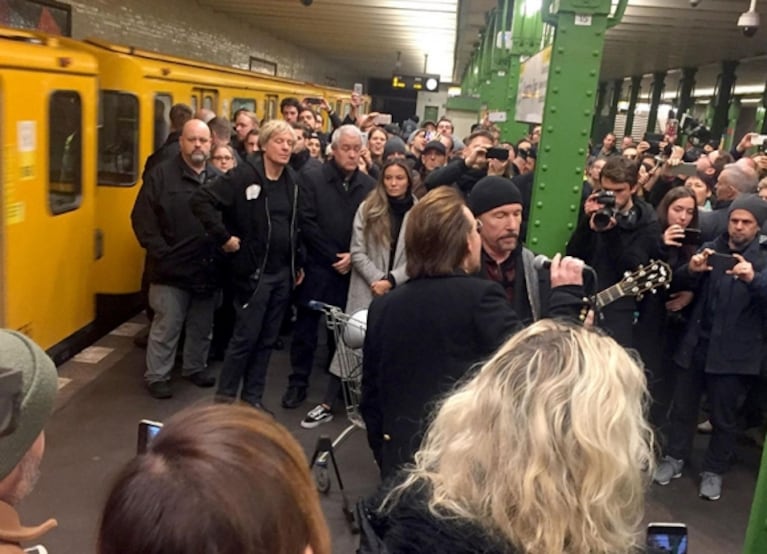 U2 brindó un show acústico sorpresa en el subte de Berlín