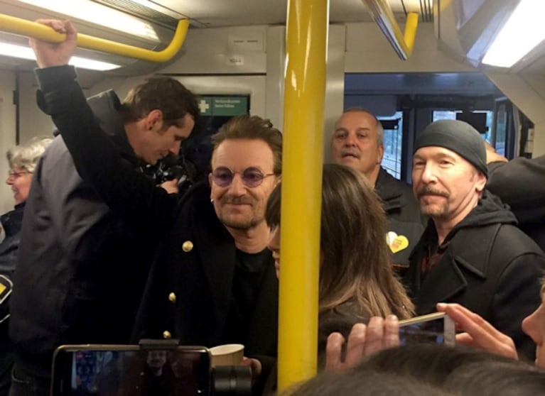 U2 brindó un show acústico sorpresa en el subte de Berlín