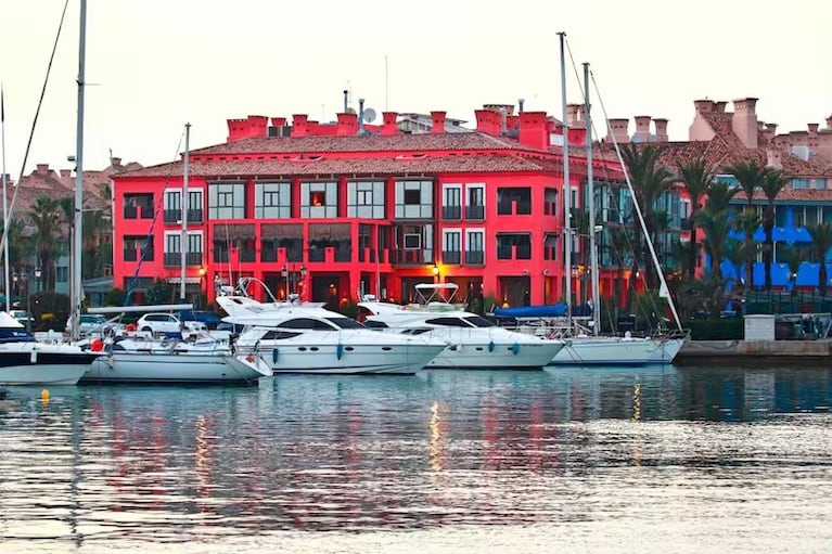 Ubicado en el puerto deportivo de Sotogrande, el hotel presenta una fachada de diseño contemporáneo inspirado en el mundo náutico, con predominio de materiales naturales