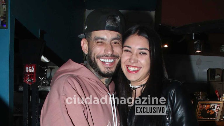Ulises Bueno y Belén, su novia. (Foto: Movilpress)